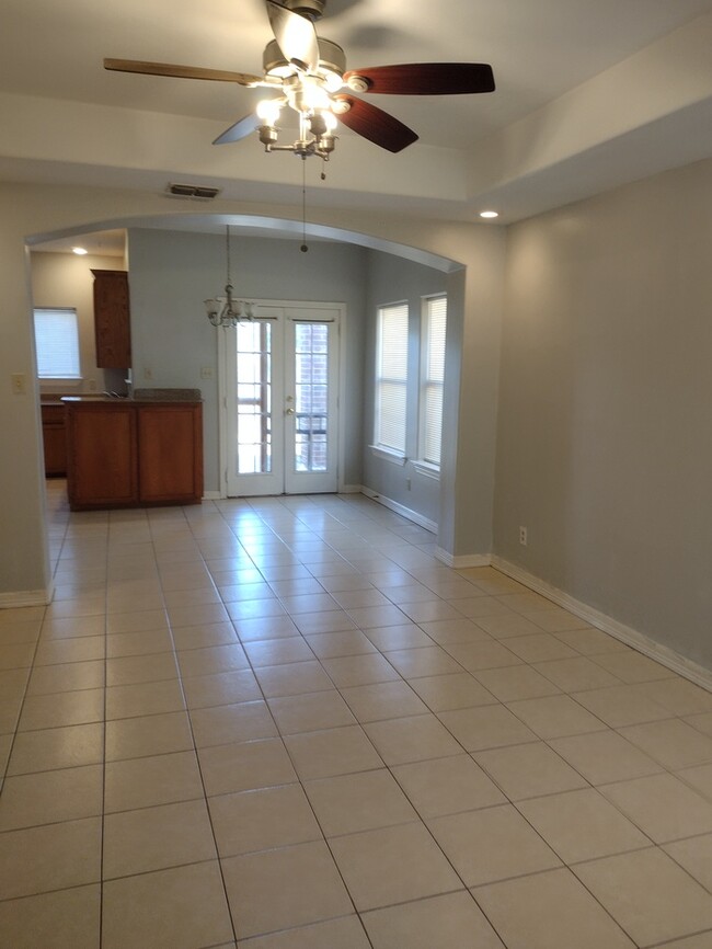 Building Photo - A very beautiful 3 bedroom and 2.5 bath condo