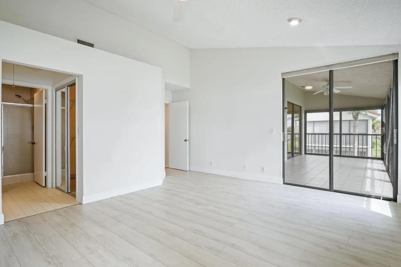 Building Photo - 10910 Lakemore Ln