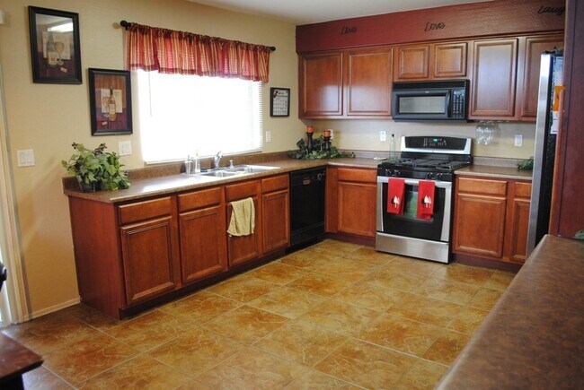 Building Photo - Charming 4 Bed 3 Bath Laveen Home !!