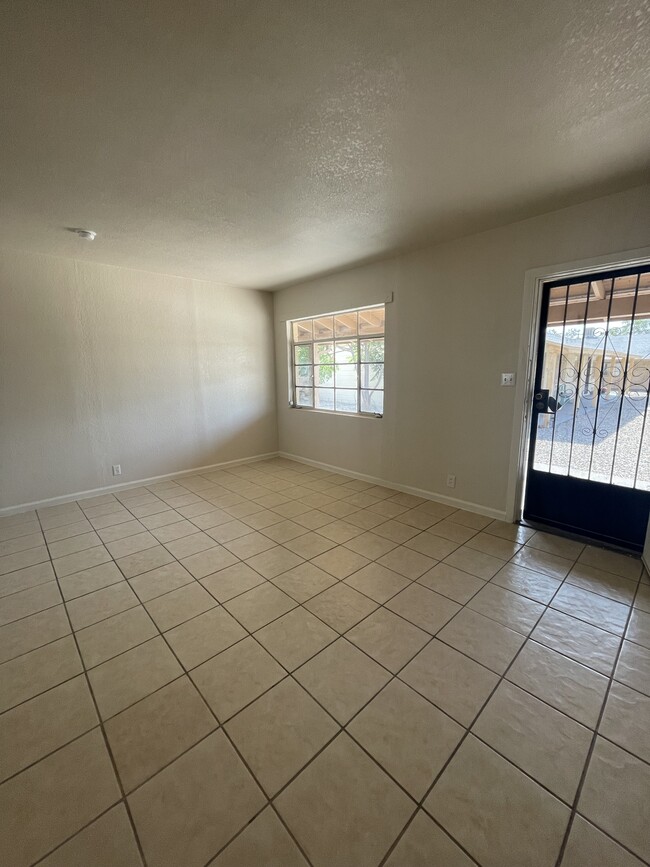 Building Photo - 1402 St Johns Dr