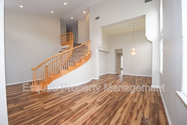 Building Photo - 2895 Diamond Dr