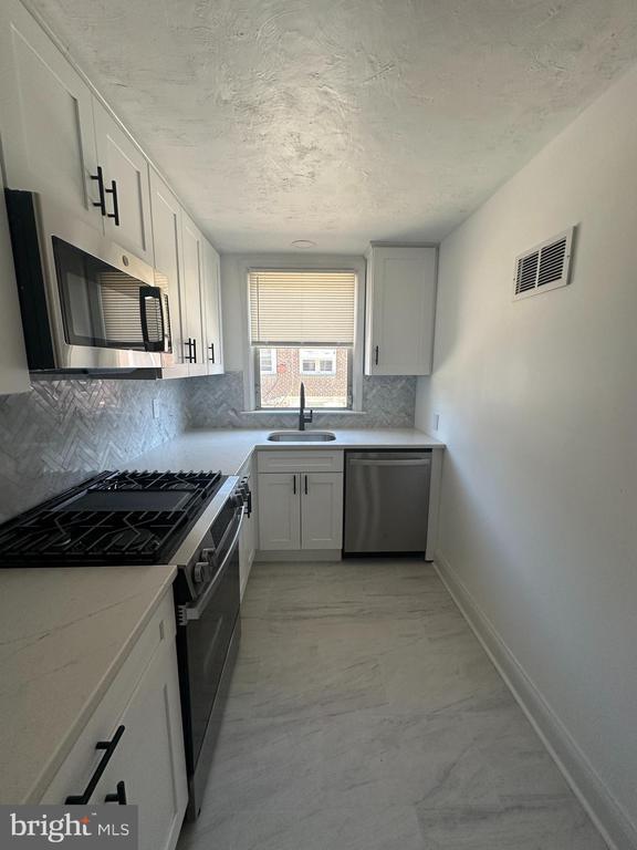 Building Photo - 2204 Lynn Blvd