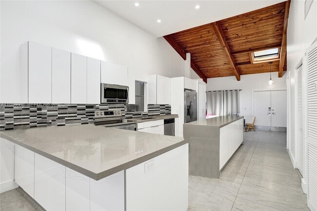 Building Photo - 2619 Parkview Dr S