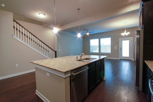 Building Photo - Beautiful 3 Bed / 2.5 Bath Home in Mueller
