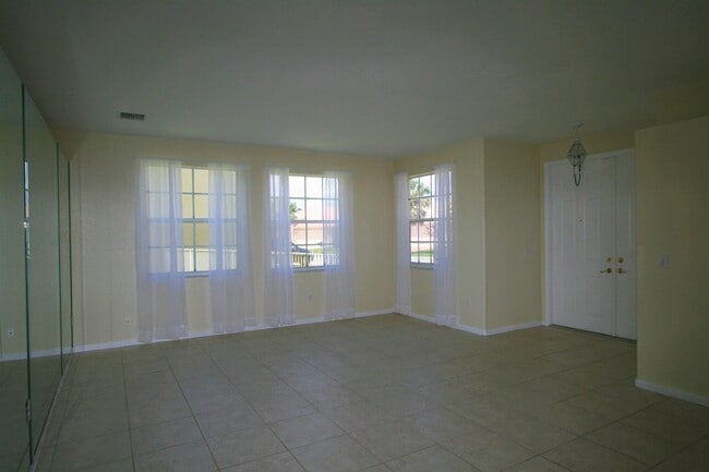 Building Photo - 255 Saratoga Blvd E