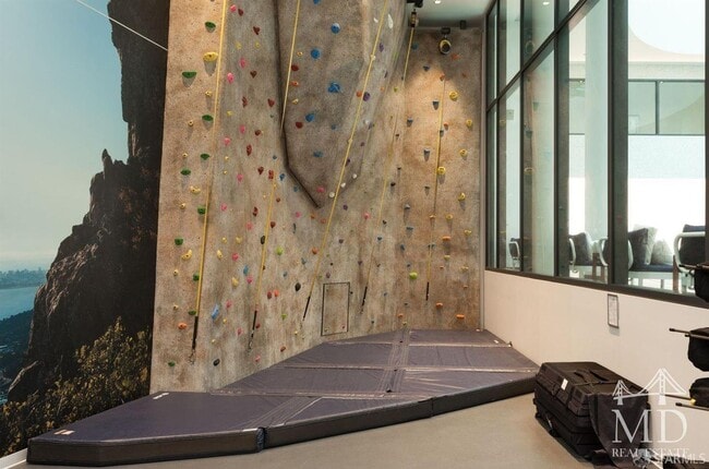 Building Photo - 318 Main St