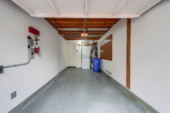 Building Photo - ***Available for move in on June 30, 2025*...