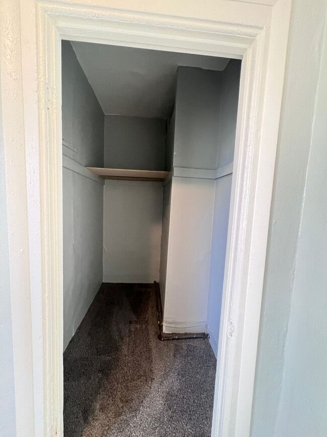 Building Photo - Bright Upper Two Bedroom Unit! Recently Remodeled!