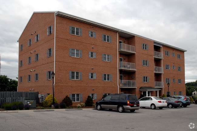 Building Photo - 327 N Pine Ave