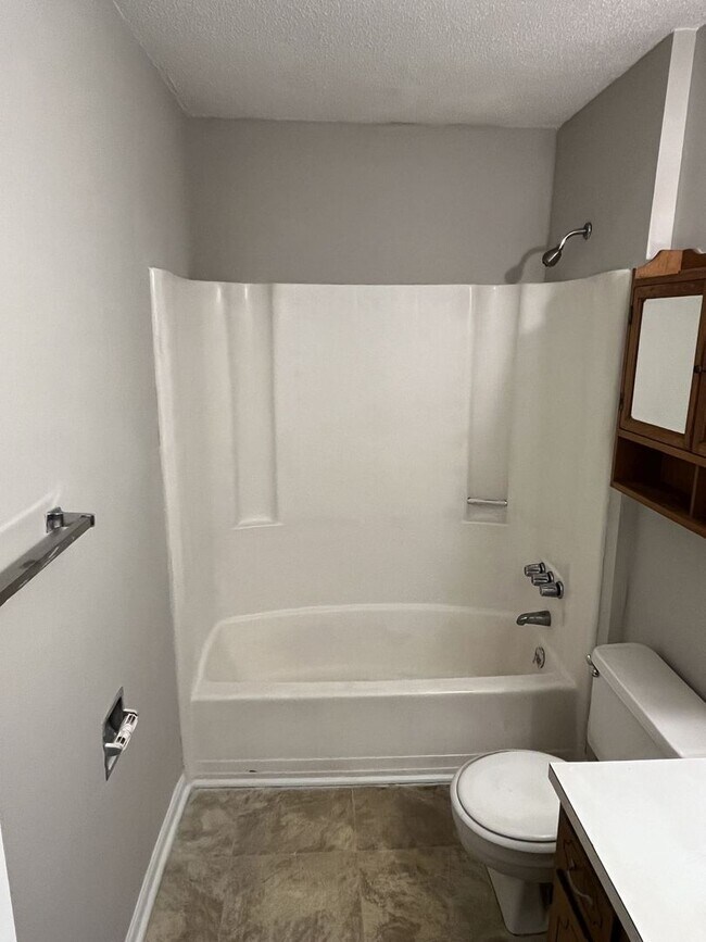 Building Photo - COMING SOON!!!  Spacious 2 Bed, 1 Bath Minutes from Uptown