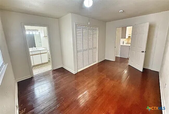 Building Photo - 460 Comal Ave