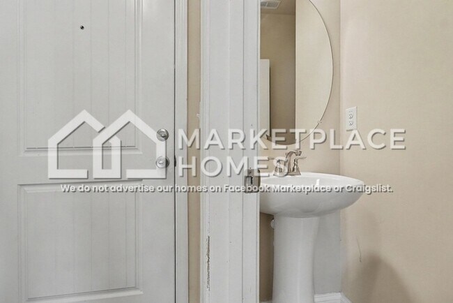 Building Photo - 6121 Hickory Ln Dr