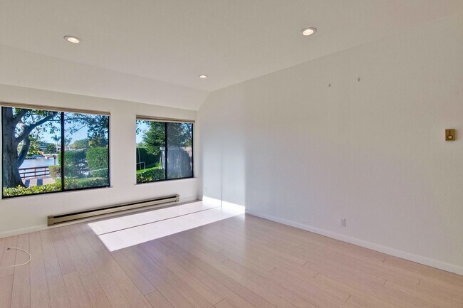 Building Photo - 1108 Shoreline Dr