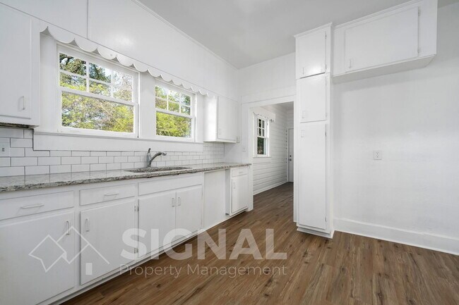 Building Photo - 1526 42nd St Ensley