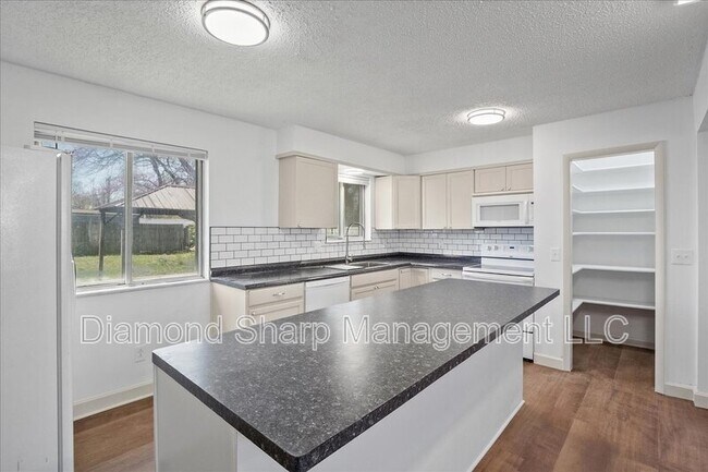 Building Photo - 807 Estate Dr