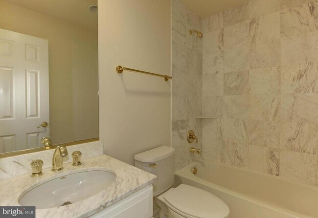 Building Photo - 2217 N Oak Ct