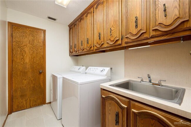 Building Photo - 812 Rio Grande Dr