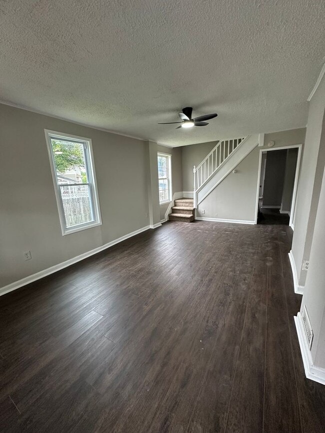 Building Photo - 3 Bed, 1 Bath Townhome