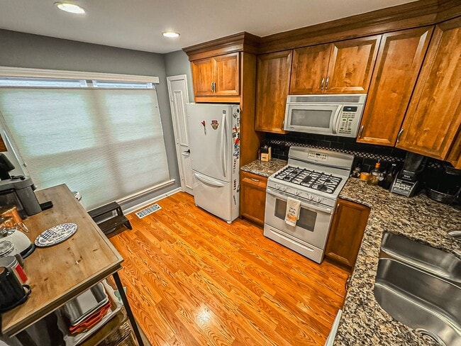 Building Photo - Light-filled and Spacious 3 Bed 2 Bath Tow...