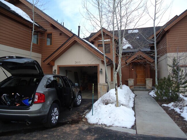 Building Photo - 2410 Deer Lake Dr