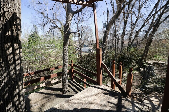 Building Photo - Amazing 4 bedroom 2 bathroom house located in quiet Manhattan neighborhood