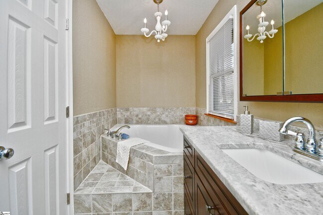 Building Photo - 1671 Hogback Mountain Rd