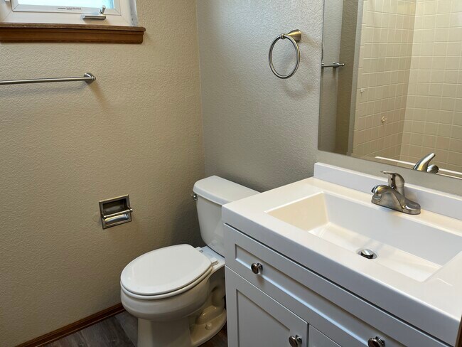 Building Photo - 5720 Old Farm Cir W