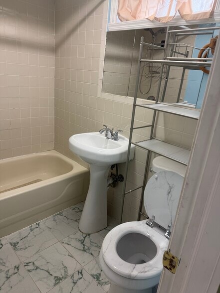 Building Photo - 976 Jerusalem Ave