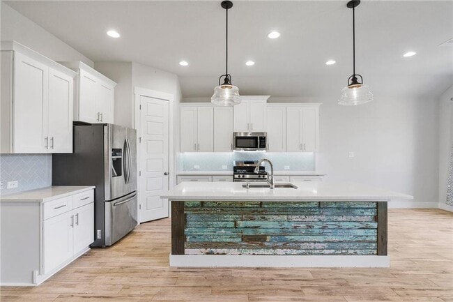 Building Photo - 941 Del Raphael Dr