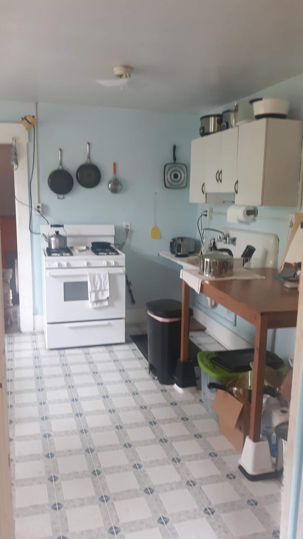 Building Photo - Huge sunny vintage 4bedroom apartment
