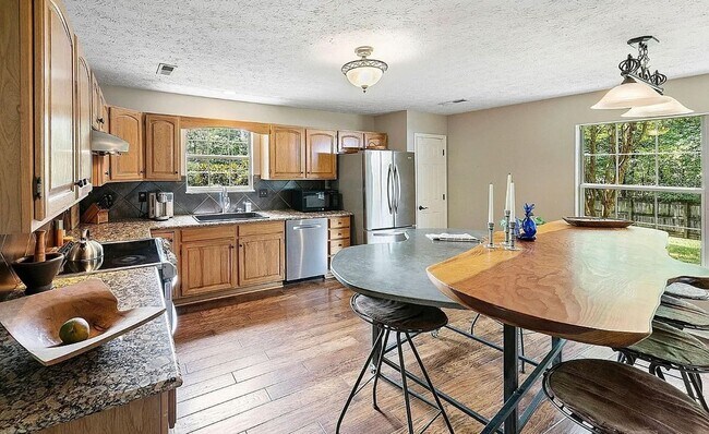 Building Photo - 4 Bedroom Home In Knoxville