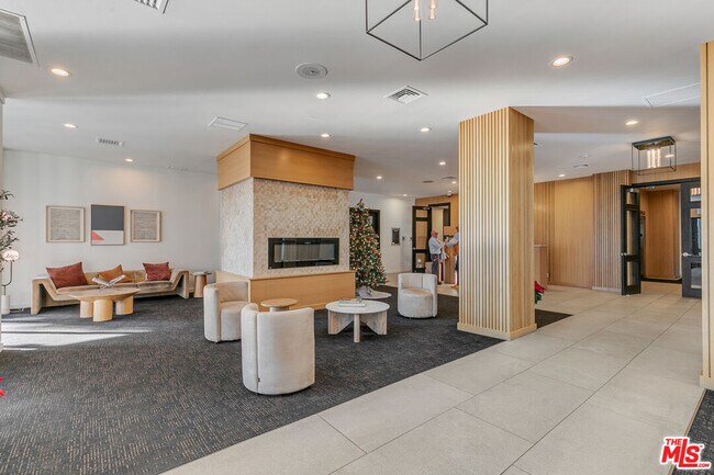 Building Photo - 7135 Hollywood Blvd