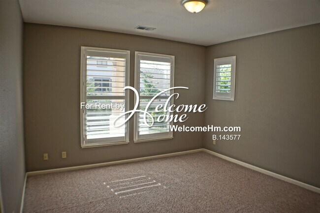 Building Photo - 4742 Village Green Pkwy