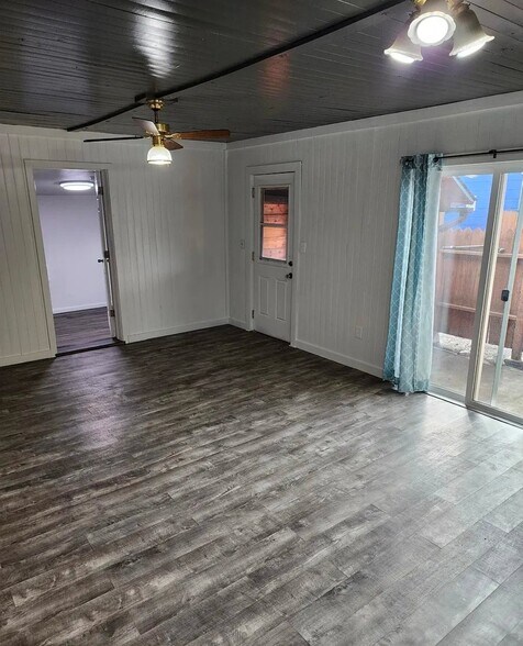 Building Photo - 2917 E Sanson Ave