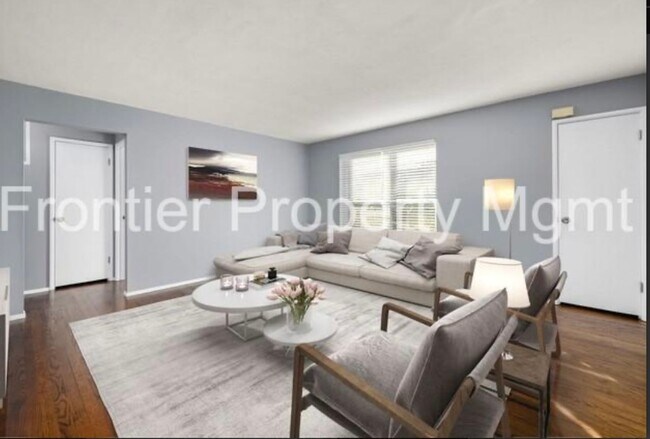 Building Photo - 2 Bedroom, 1 Bath Apartment