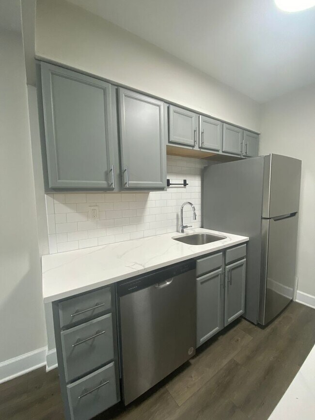 Building Photo - Renovated Studio Apt in Dogtown!