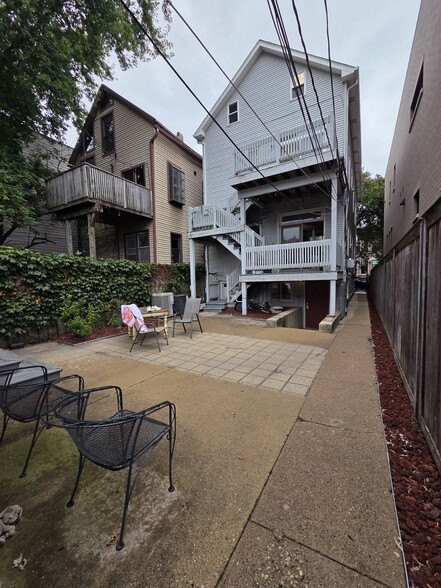 Shared patio - 1229 W Wellington Ave