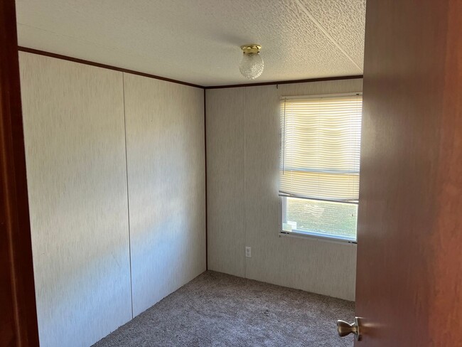 Building Photo - 3 bedroom 2 bath mobile home for rent