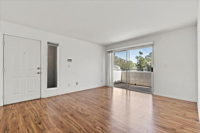 Building Photo - Bright, Modern 2 Bedroom Upstairs Condo, Community Pool, Gated, Covered Parking