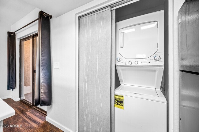 Building Photo - 5146 E Oak St