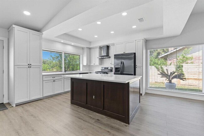 Building Photo - 5113 Loyola Ln