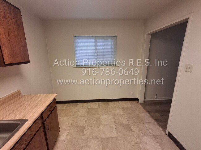 Building Photo - Central Roseville -Duplex 1 Bed, 1 Bath Duplex Large Fenced Yard, Gardener Included - No Laundry ...