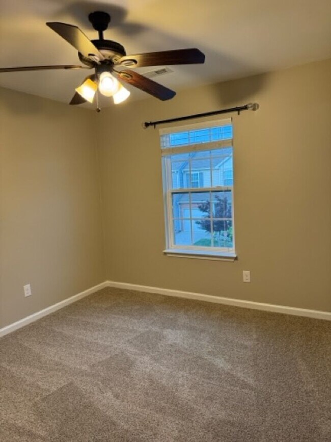 Building Photo - 3 Bedroom Townhouse with a Loft Area and a...