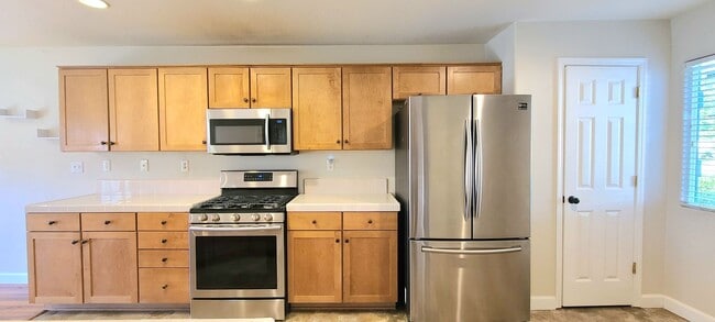 Building Photo - BEAUTIFULLY MAINTAINED SINGLE FAMILY HOME ...