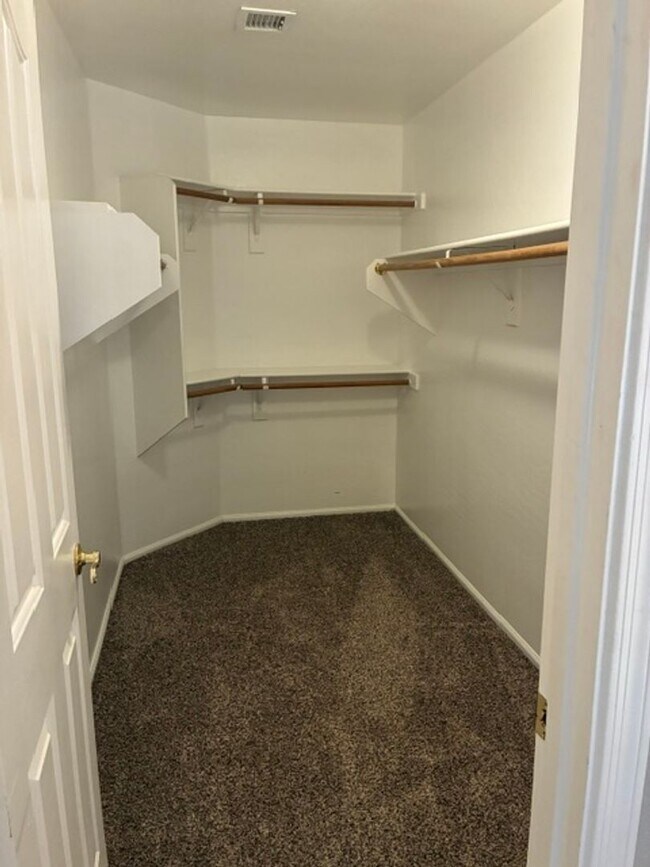 Building Photo - 529 E Cantebria Dr