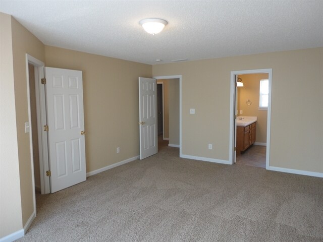 Building Photo - 635 Cloverfield Ln