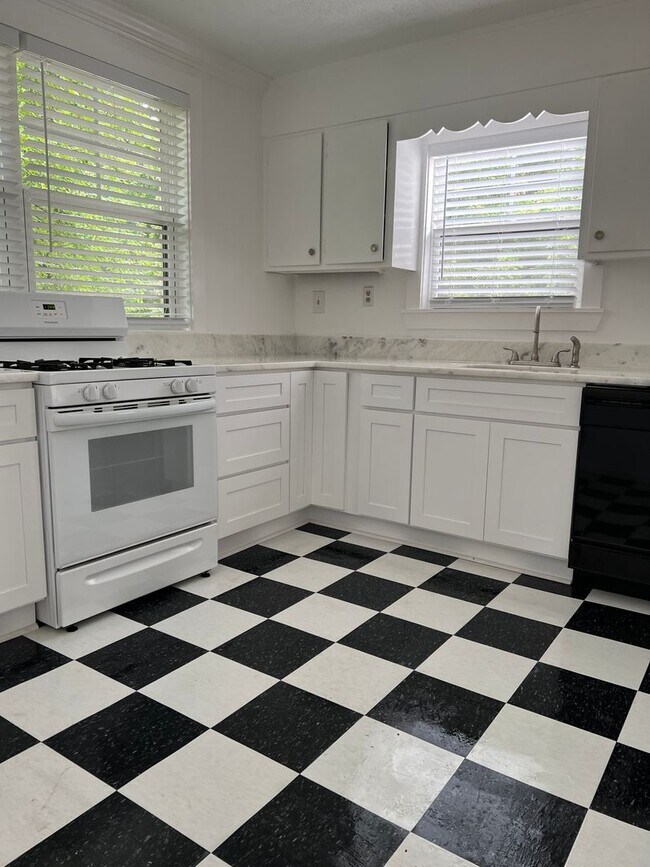 Building Photo - Top Floor - 1BR One Block from Piedmont Park! ~ Renovated!