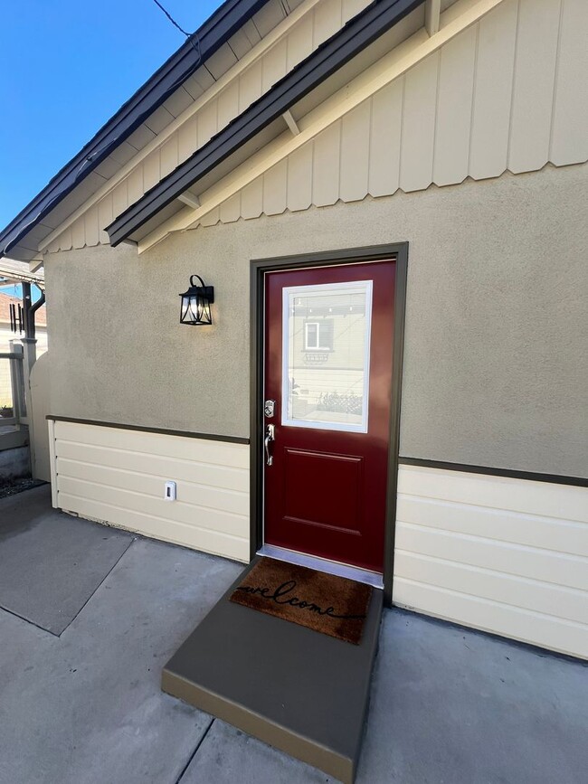 Building Photo - Ventura - Fully furnished one bedroom, one...