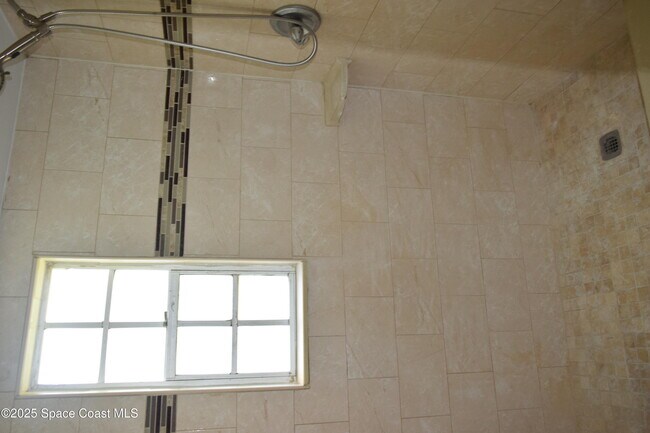 Building Photo - 1941 Talloak Rd