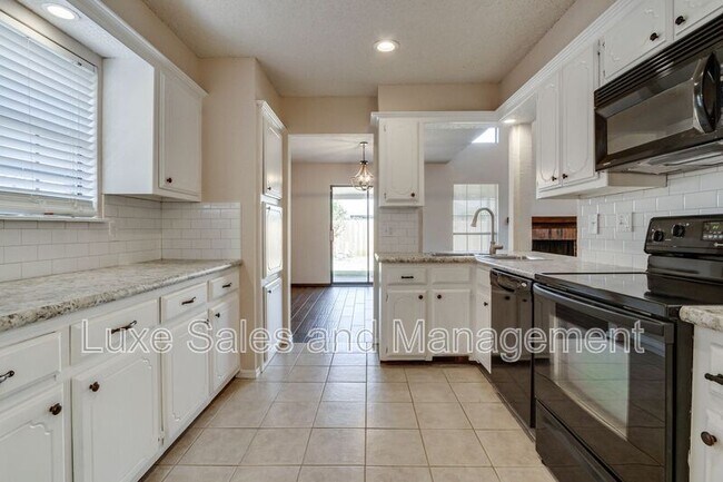 Building Photo - 7713 Doris Dr